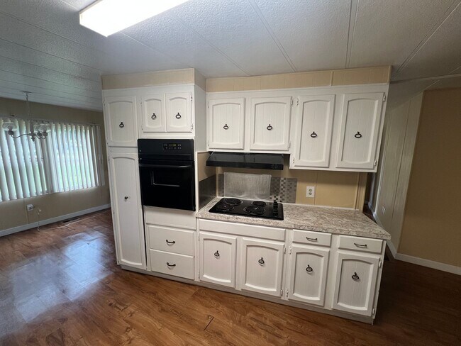 Building Photo - Quiet 2 bedroom home