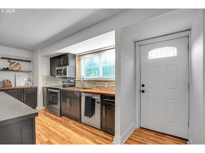 Building Photo - 8325 SW Terwilliger Blvd