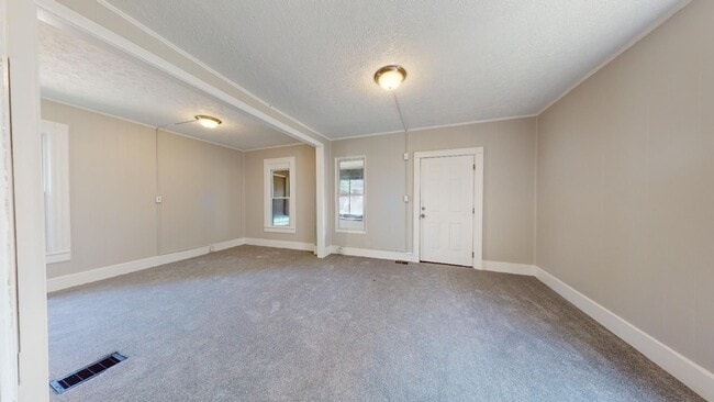 Building Photo - Huge 4 Bedroom Single Family House - almost 1500 SQ FT!