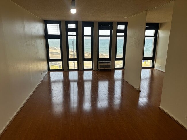 Building Photo - Sunny Studio with Lakeside Views