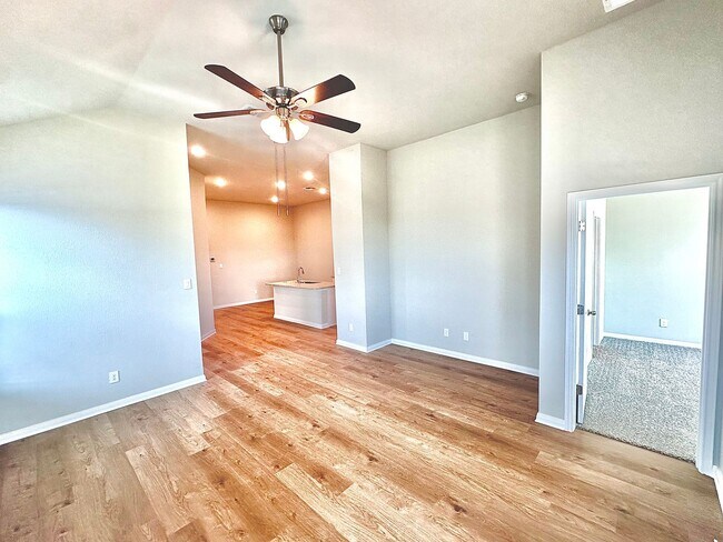 Building Photo - Luxury 3-Bed, 2-Bath Duplex in Buda!