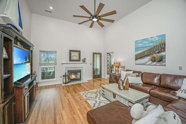 Building Photo - Gorgeous 4 BR/2BA Marshfront Home With Cre...