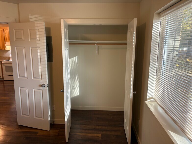 Building Photo - 909 W 4th Ave