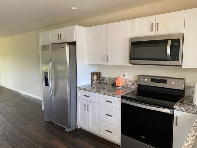 Building Photo - Napili - Newer 2 bedroom, 1 bath. Across the street from Napili Bay.