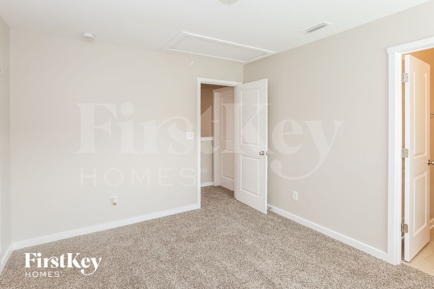 Building Photo - 303 Landis Oak Way