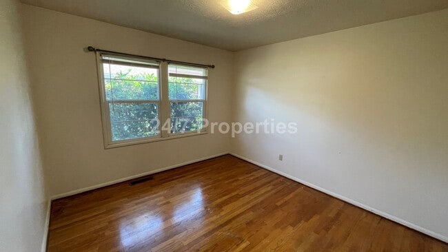 Building Photo - Cozy 2 BD | 1 BA Apartment w/ Full Basemen...