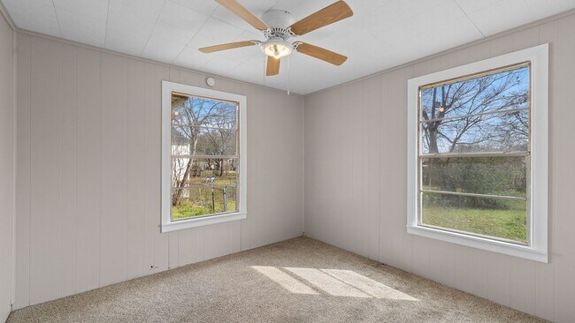 Building Photo - Cute home in New Boston