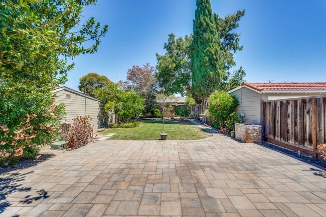 Building Photo - 1940's Quaint 2 Bedroom Single Story Home off of Hedding Street with Modern Amenities & Great Bac...