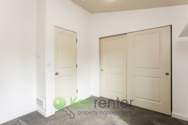 Building Photo - 3-Bedroom Beauty with Fenced Yard and Flex...