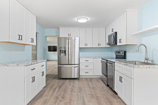 Building Photo - 381 Littlefield Rd