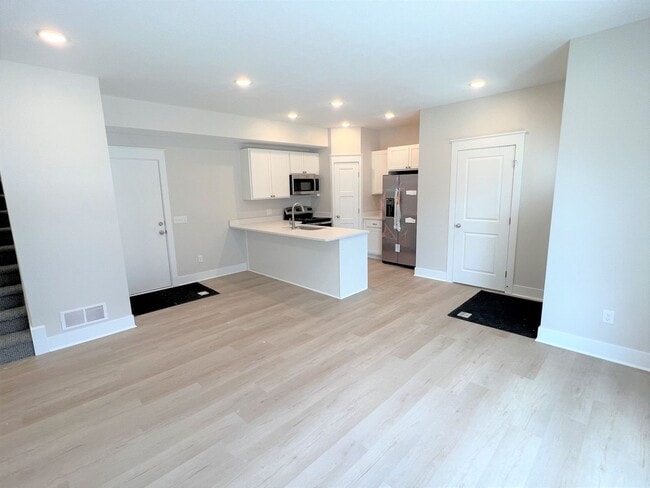 Building Photo - 4 Bed 2.5 Bath Townhome