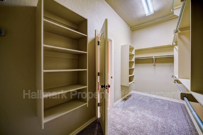 Building Photo - 1042 Hidden Oaks Way