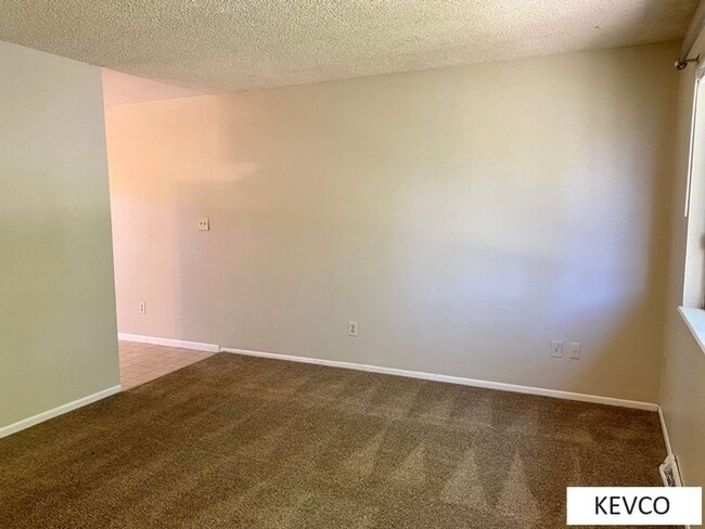 Building Photo - Incredible House and Yard!