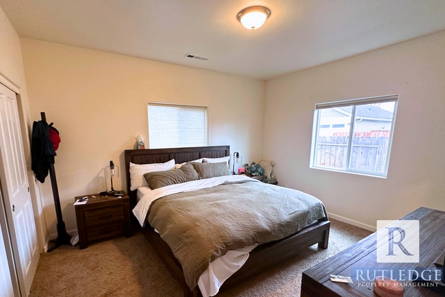 Building Photo - 3 Bedroom House in Medford!