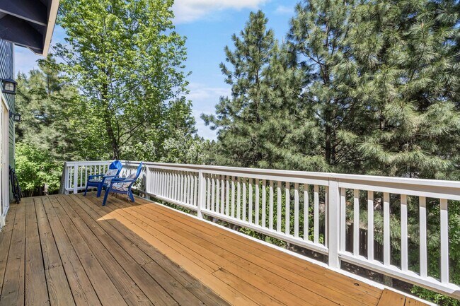Building Photo - Beautiful bright home with large yard, fin...