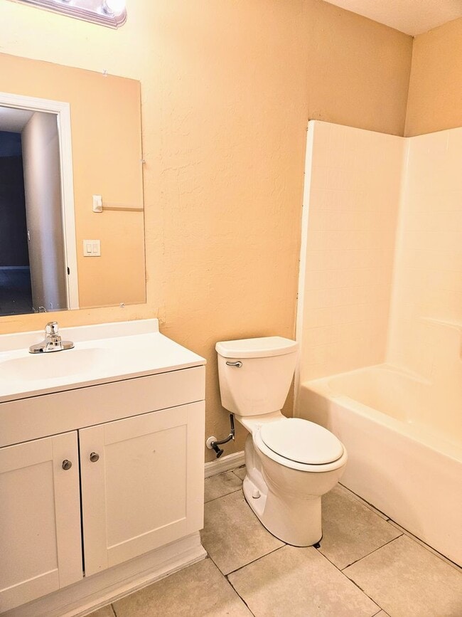 Building Photo - Move-in Ready 3 BR & 2 BA