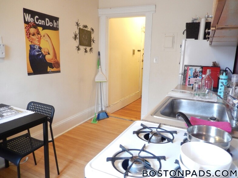 Building Photo - 447 Park Dr