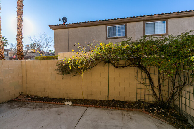 Building Photo - North Summerlin Townhouse with attached ga...