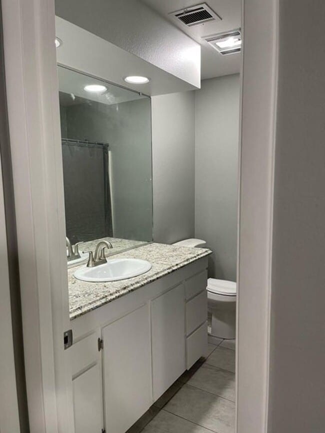 Building Photo - Beautifully Updated 2 Bed Townhome with Pool Access