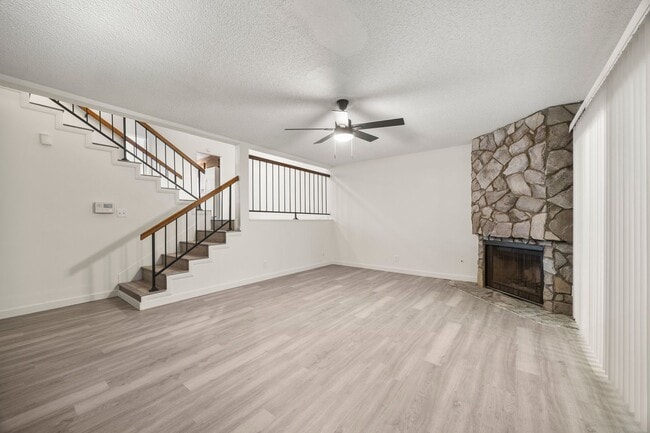 Building Photo - Spacious 2 Bedroom 2 Bathroom 3 Story Cond...