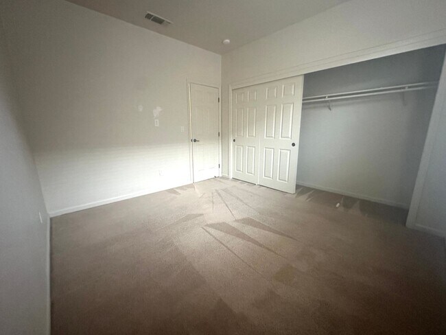 Building Photo - Reduced Price! Spacious 5 Bed, 3 Bath home...