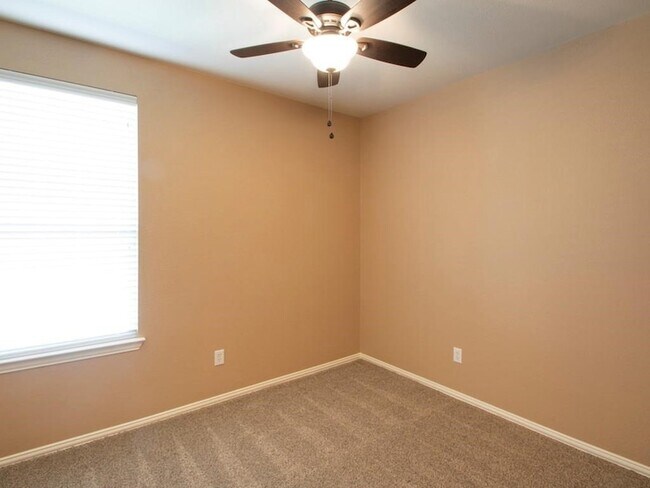 Building Photo - 417 Hackberry Dr