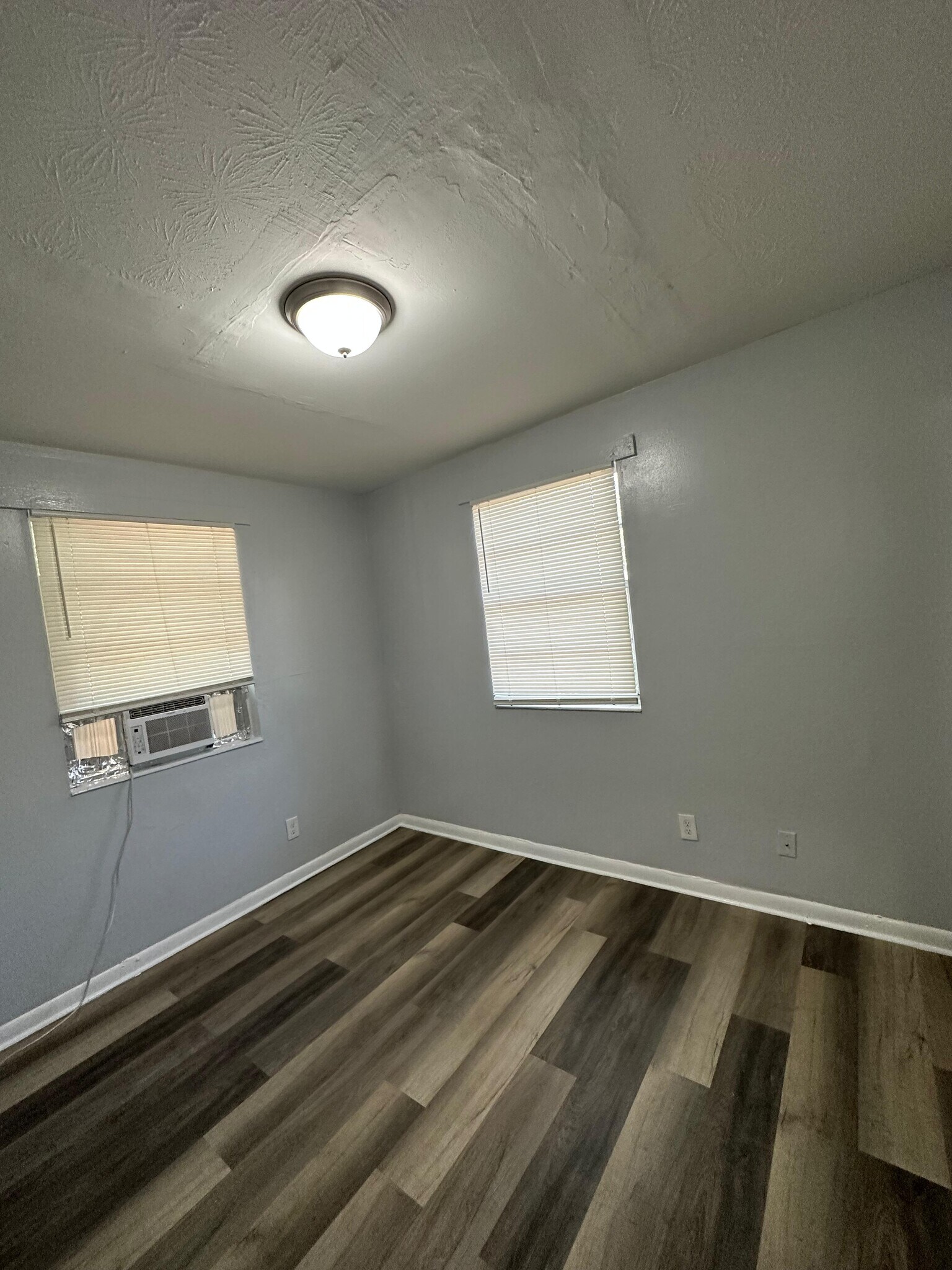 Building Photo - 1625 W 26th St