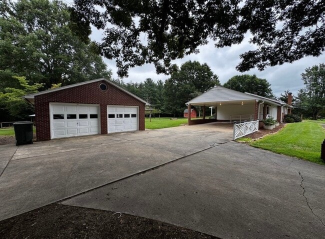 Building Photo - 4011 Rolling Hill Dr