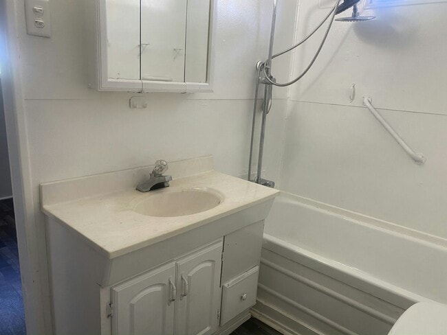 Building Photo - 4 Circle Dr