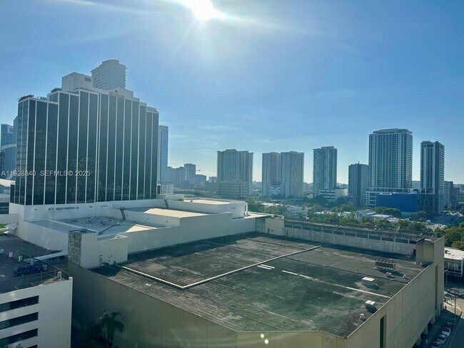 Building Photo - 1750 N Bayshore Dr