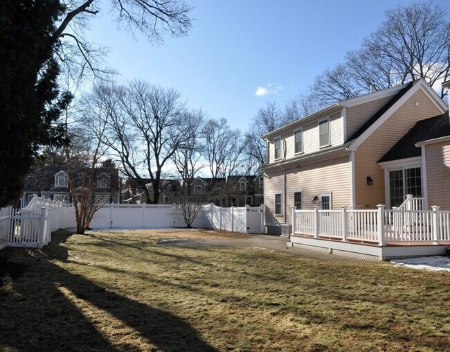Building Photo - 66 Southfield Cir