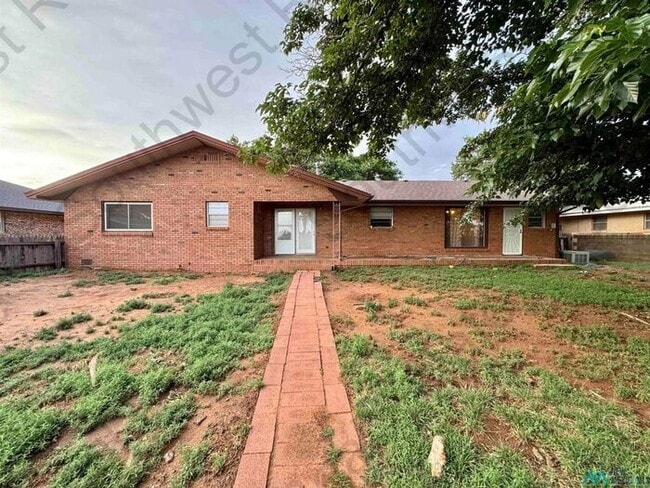 Building Photo - Beautiful 3 bedroom 2 bath brick home