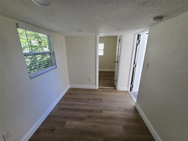 Building Photo - 416 W Ianthe St