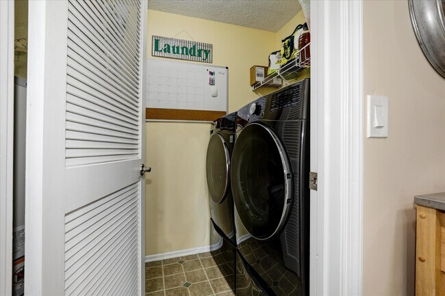 Building Photo - 16 Juneau Ct