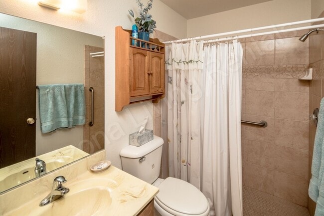 Building Photo - CENTRALLY LOCATED 1 BEDROOM CONDO