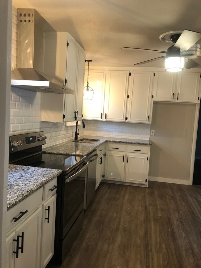 Building Photo - Beautiful Cottage newly remodel!! LOVE thi...