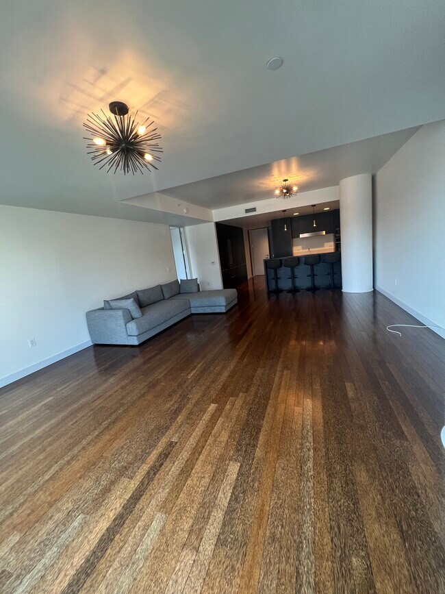 Building Photo - 6250 Hollywood Blvd