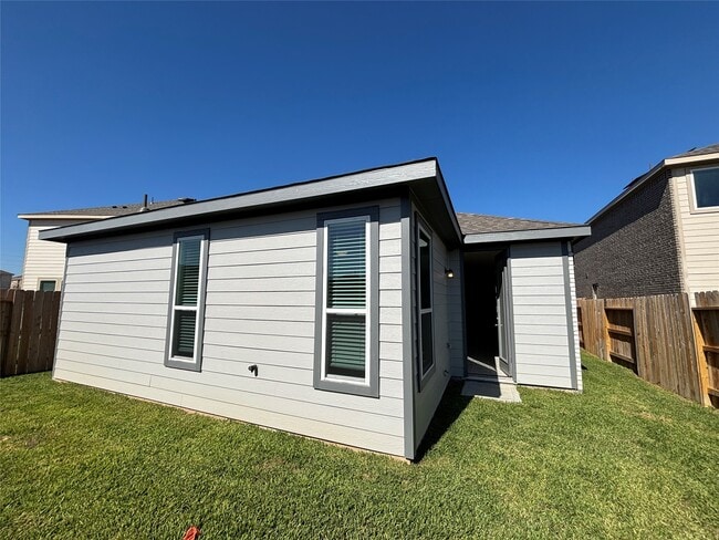 Building Photo - 4872 Sun Fls Dr