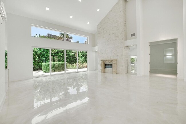 Building Photo - 7351 Valencia Dr