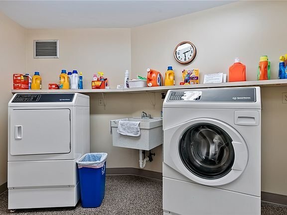 Building Photo - 900 Washington Rd