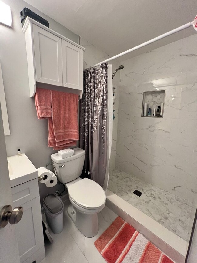 Building Photo - Gorgeous 5 Bed 3.5 Bath Single Family Home...