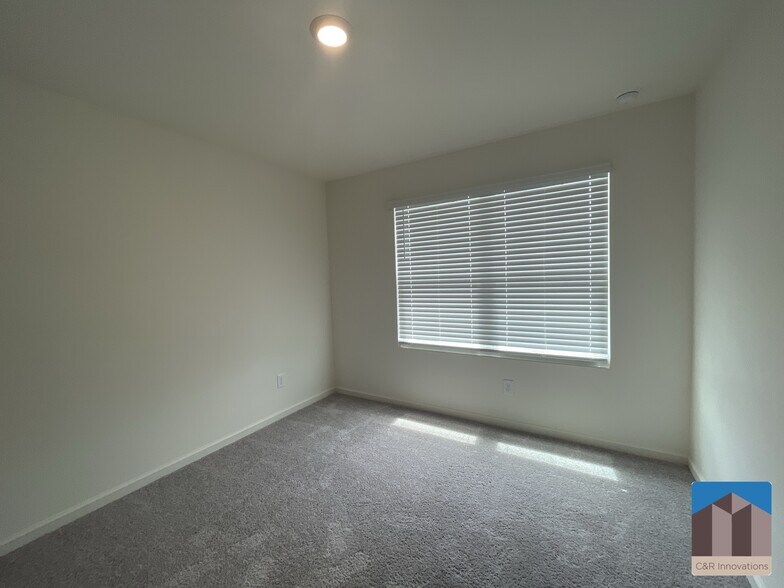 Building Photo - 3529 Condor Ct SW