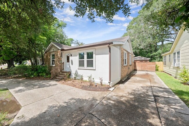 Building Photo - 1642 College Dr