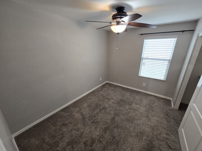 Building Photo - 950 S Wallrade Ln
