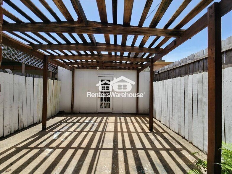 Building Photo - 8936 Glacier Ave
