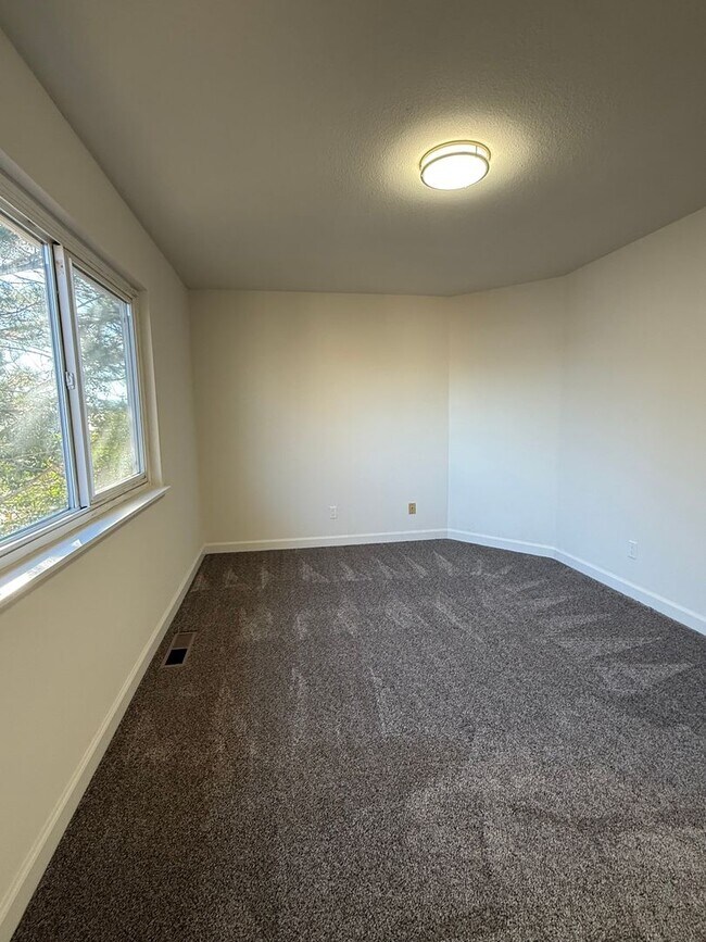 Building Photo - 306 16th St