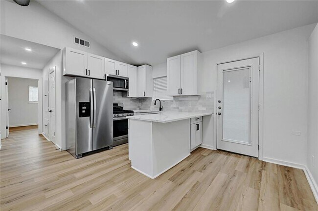 Building Photo - Fully updated 6 bed house!!! 1911 David!