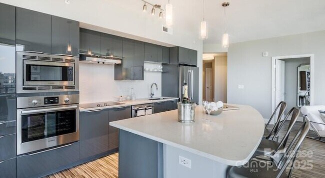 Building Photo - 225 S Poplar St