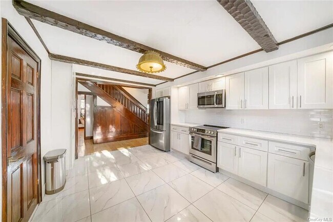 Building Photo - 10 Twin Lakes Rd