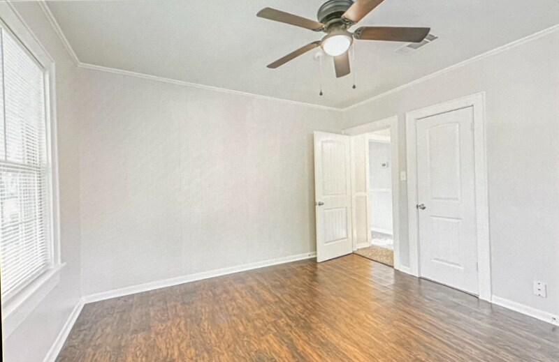 Building Photo - 208 W Lobit Ave